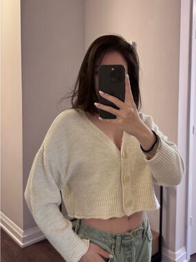 stradivarius Cropped V-Neck Button Cardigan - Cream